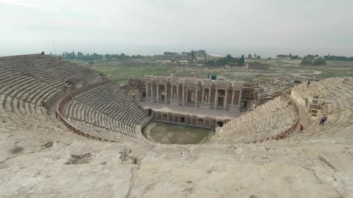 - Amphitheater in der antiken Stadt Hierapolis. Pamukkale, Türkei