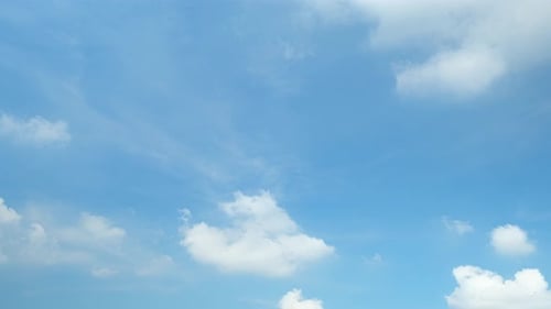 4K Zeitraffer von wunderschönem blauem Himmel mit Wolkenhintergrund, Blauer Himmel mit Wolken und Sonne.