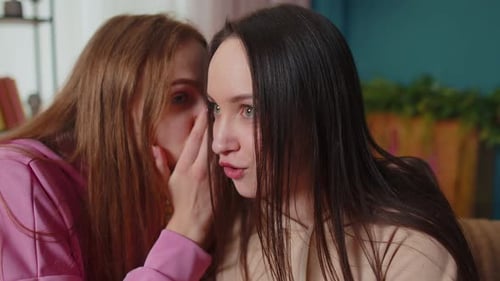 Jeune adulte souriant filles amis frères et sœurs famille partager des secrets commérages s'amuser en riant ensemble