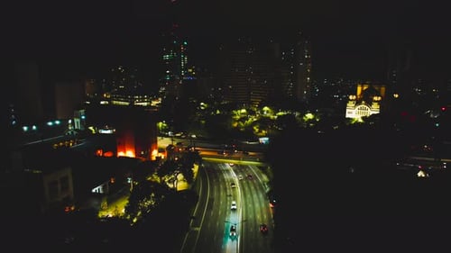 Tiefe Nacht in einer großen Stadt