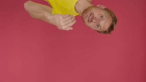 Ven aquí: toma vertical de un hombre alegre comunicándose para seguirlo