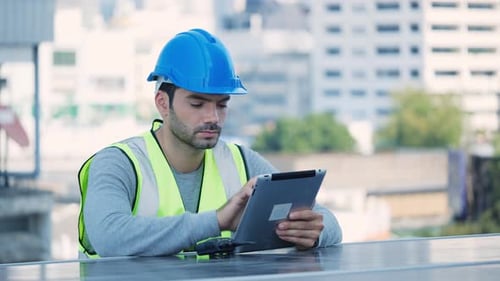 Ingenieur verwendet Tablet