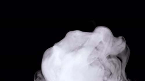 Dicke Dampfwolke, die aus dem Luftbefeuchter in die Luft strömt