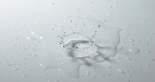 Goutte d'eau tombant dans l'eau, ralenti 4K