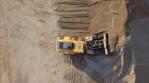 Bulldozer in Aktion im Steinbruch unter freiem Himmel