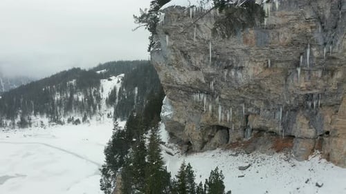 Volando hacia los carámbanos que cuelgan de la pared de