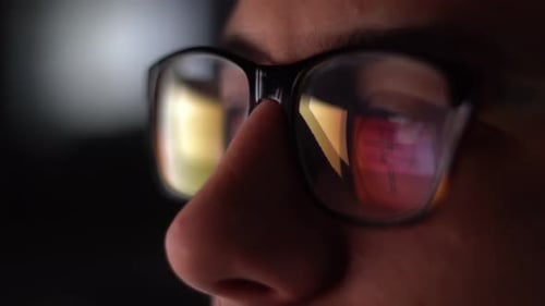 Homme à lunettes travaillant la nuit 7