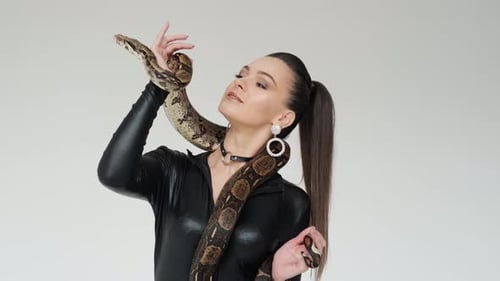 Serpent sur les mains d'une femme