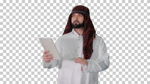 Sheikh usa una tableta digital y camina, Alpha Channel