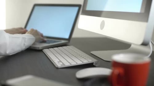 Arbeiten im Büro mit Computer