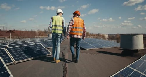 Ingeniero y técnico discuten sobre un techo plano