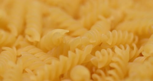 Trockene rohe Fusilli