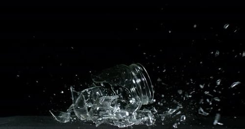 Pot Falling und Explodieren auf schwarzem Hintergrund, Zeitlupe 4K