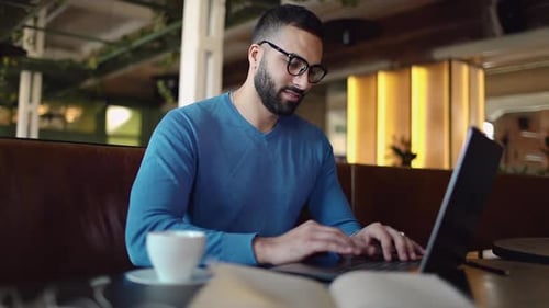 Jeune homme travaillant sur ordinateur portable