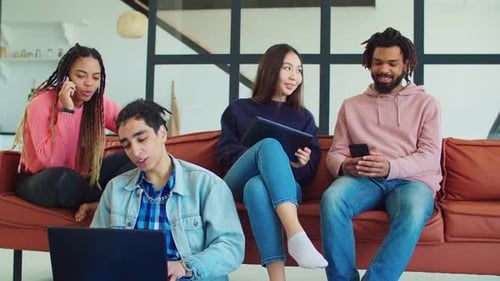Personas multiétnicas con artilugios que disfrutan del ocio en casa