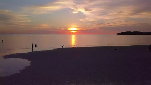 Luftaufnahme des schönen Sonnenuntergangs Red Sky Koh Phangan Thailand