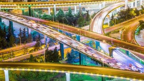 Lapso de tiempo del intenso tráfico de intercambio en la ciudad