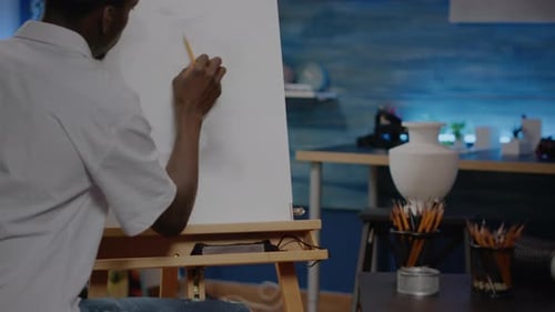 Black Young Artist Retuschiervasen-Design auf Leinwand und Staffelei