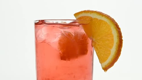 Rosa Cocktail im Glas über Weiß mischen