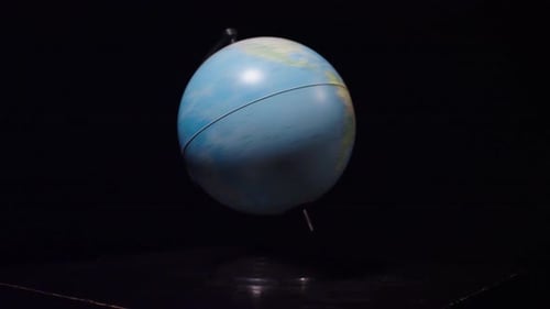 Le globe tourne sur un fond noir. Globe tournant sur écran noir. Ralenti