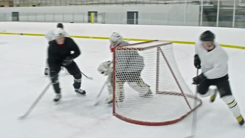Delantero de hockey fallando gol complicado