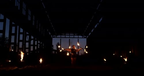 Eine Gruppe professioneller Künstler mit Fire Show the Show Jonglieren und Tanzen mit dem Feuer in Slow