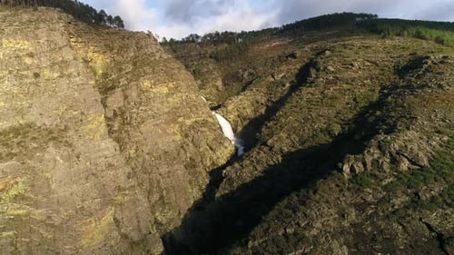 Wasserfall in den Bergen