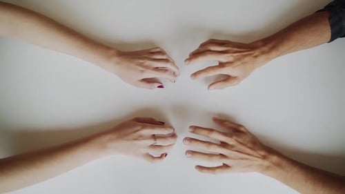 Les mains masculines et féminines du Caucase se déplacent l'une vers l'autre et s'entremêlent