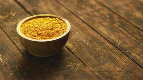 Kleine Schale mit Orangen-Kurkuma-Gewürz