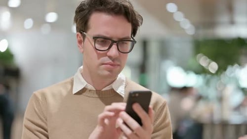 Mann benutzt Smartphone