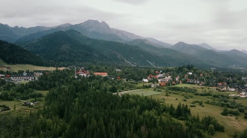 Vue aérienne : village de montagne pittoresque