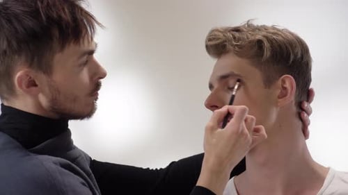 Concealer-Anwendung auf männlichem Gesicht