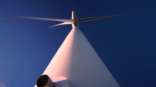 grande turbina eólica ao nascer do sol