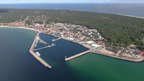 Survol du port de la ville de Hel et de la péninsule de la mer Baltique, Pologne, Europe