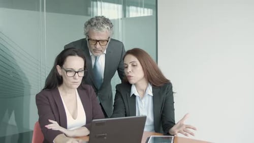 Kaukasische Managerinnen zeigen CEO Projekt auf Laptop