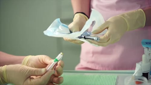 Öffnungspackung mit sterilen Glasspritzen für Zahnärzte