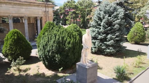 Survol du monument de Joseph Staline devant le musée Joseph Staline de la ville de Gori