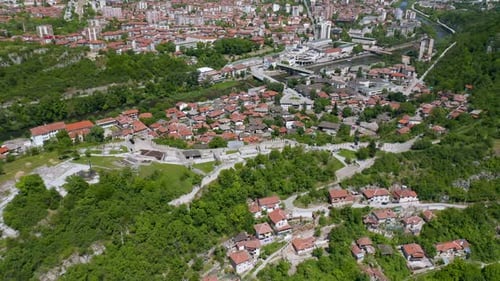 Vol de Drone au-dessus de la ville de Lovech, en Bulgarie