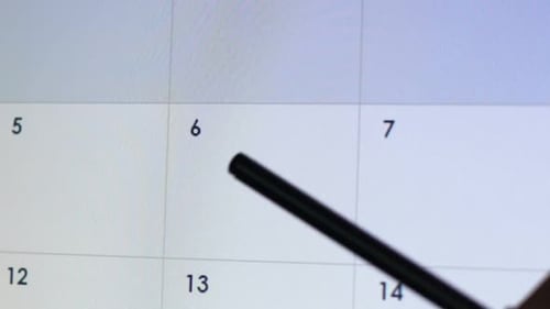 Person, die Urlaub im Online-Kalender eingibt, Urlaubsplaner-App, Zeitmanagement