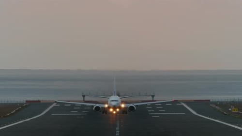Flugzeug steigt nach dem Start auf