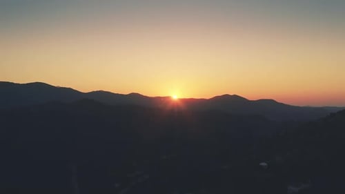 Wunderschöner Sonnenaufgang am Berg