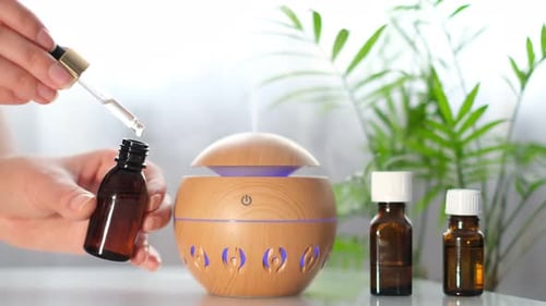 Diffuseur d'huiles aromatiques moderne sur la table blanche