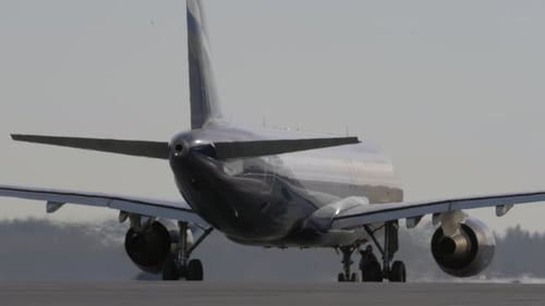 Letzte Wartungsprüfungen an einem Düsenflugzeug