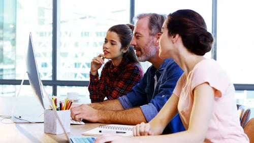 Gruppe von Führungskräften arbeitet am Schreibtisch zusammen
