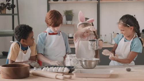 Niños se divierten cocinando en la cocina