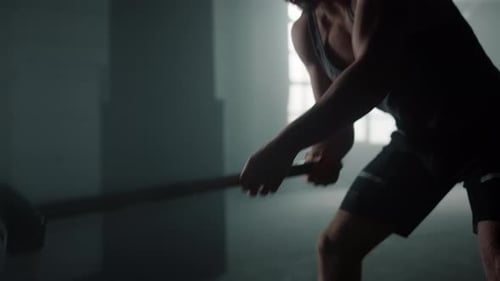 Atleta poderoso haciendo ejercicio con Sledgehammer