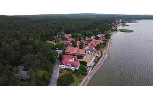 Küstenstadt Nida, umgeben von dichtem Nadelwald, Blick auf den Abstieg aus der Luft