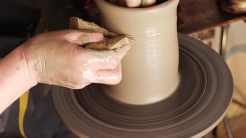 Professional Potter Makes Pot à lait