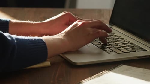 Saisie sur clavier d'ordinateur portable