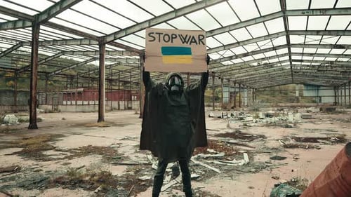Halten eines Stop-Krieg-Plakats in einem bombardierten Bereich